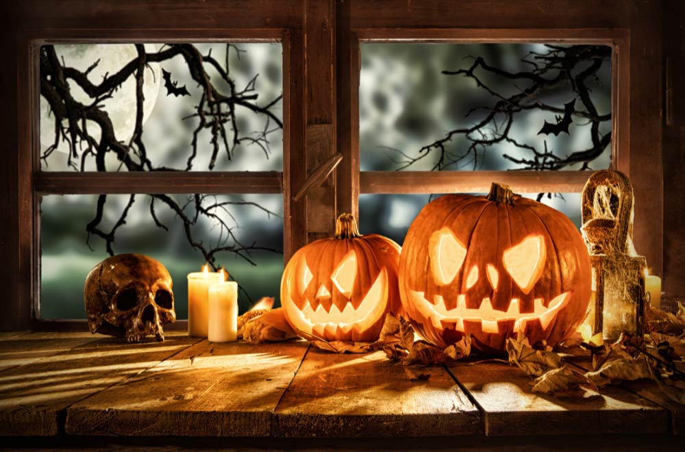 Jack o’ lanterns and candles Halloween decorations. 8 Budget-Friendly Indoor Halloween Decorating Ideas for your home